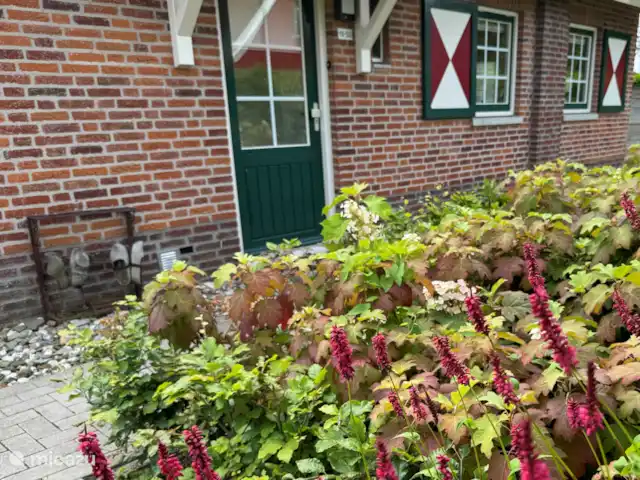 Zijaanzicht van de woning.